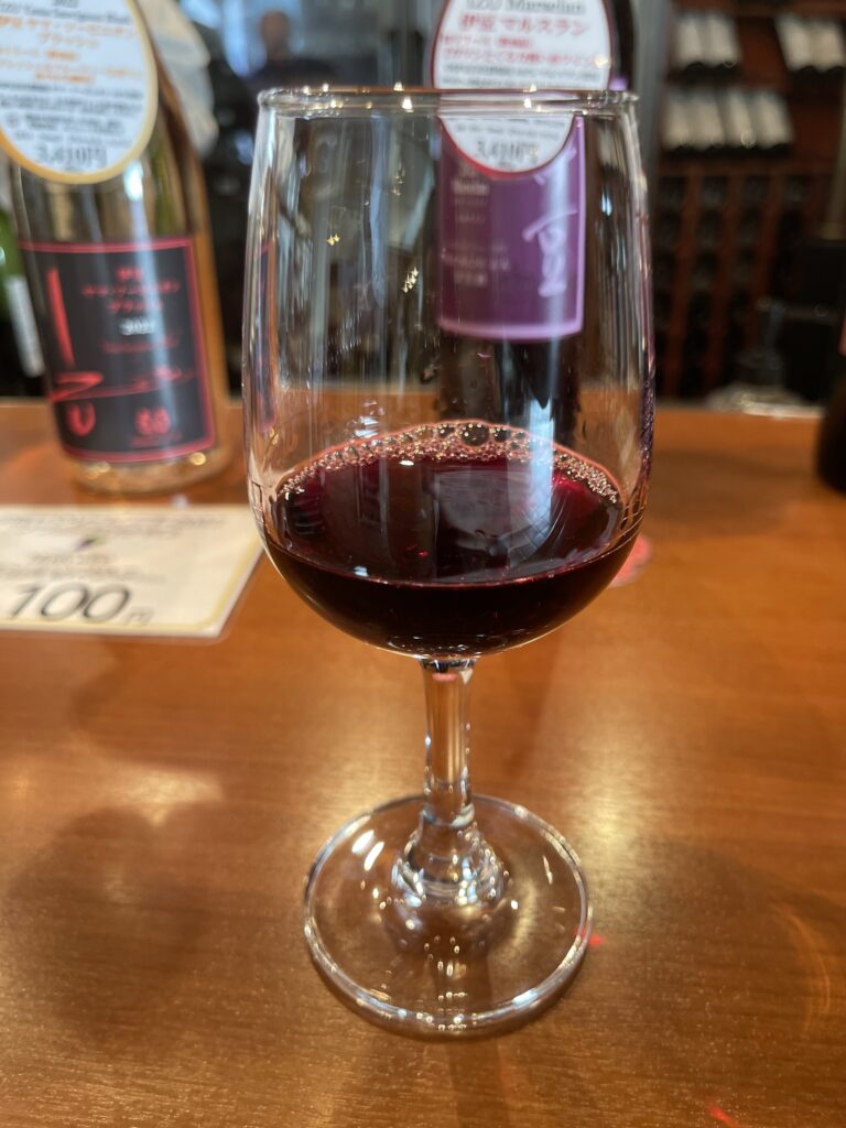 グラスに入った赤ワイン