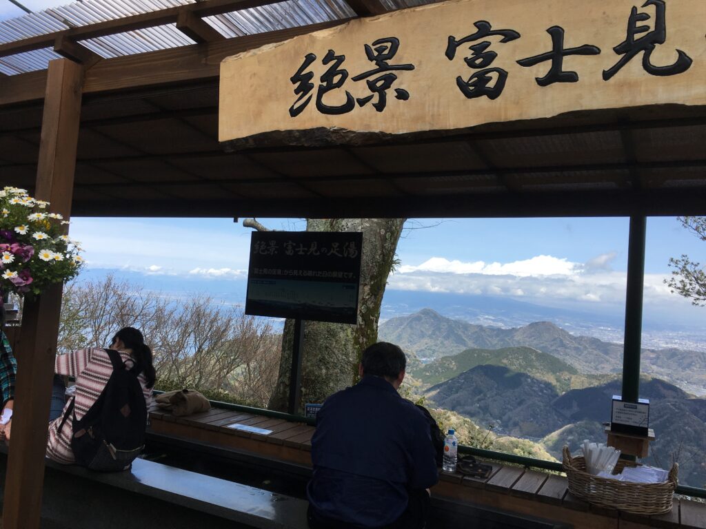 絶景を望むことができる足湯「富士見の足湯」