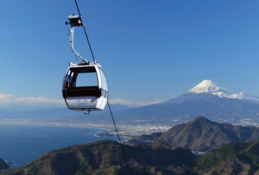 伊豆パノラマパークのロープウェイ。遠くに富士山を望む絶景。